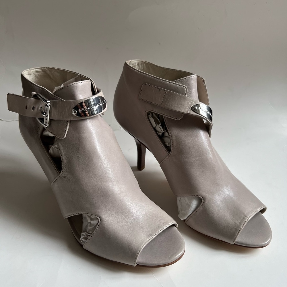 MICHAEL Kors “MK Plate” Bootie Heels Size 9,5